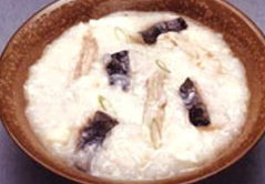 그릇에 담겨진 대구죽 모습