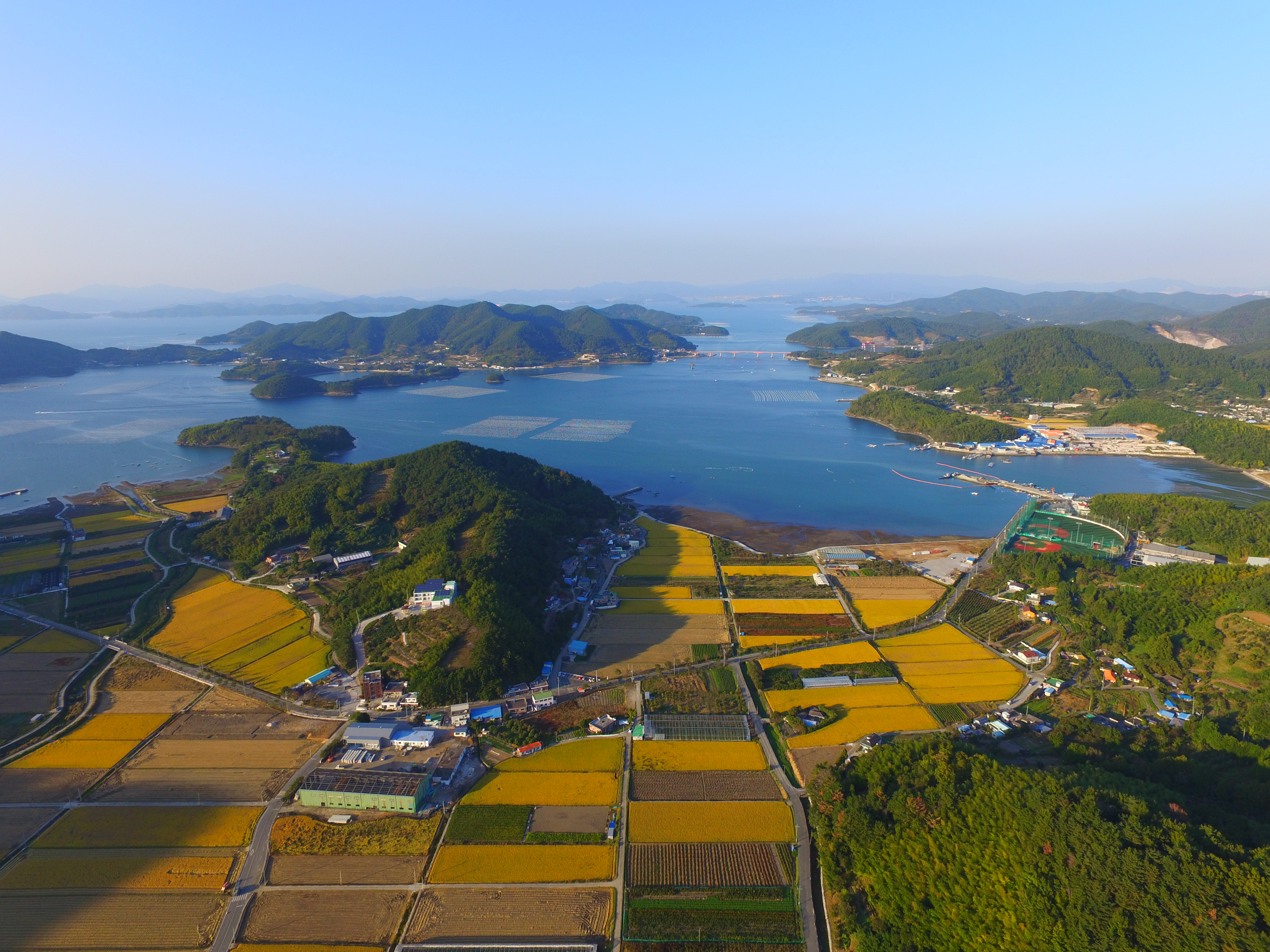 하청면 소재지와  동리 마을 전경