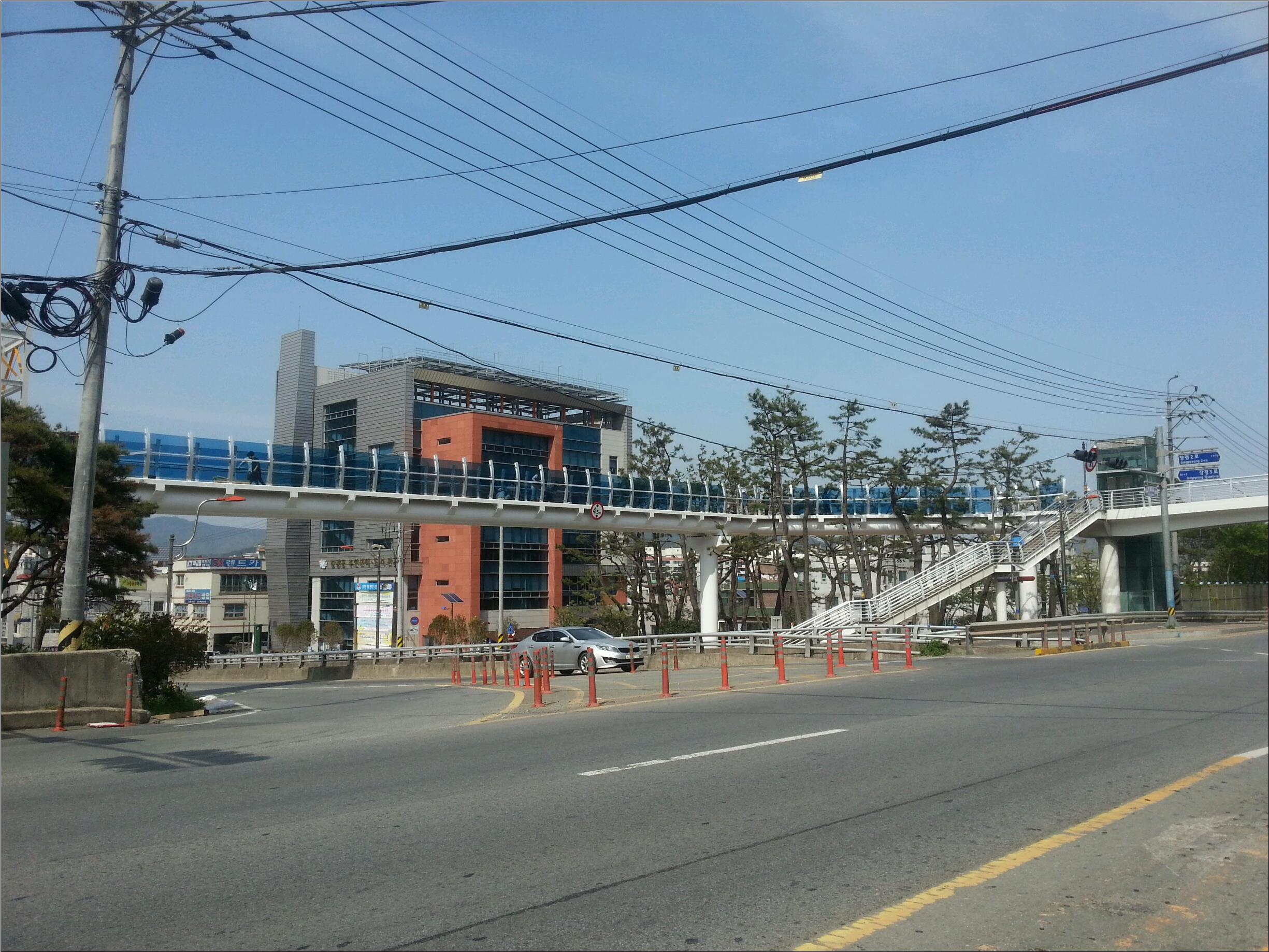 도시 경관을 고려해 만든 또 하나의 육교 현장