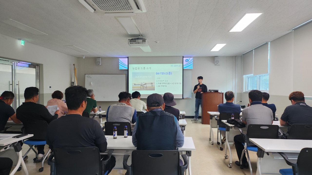 거제시, 벼 병해충 항공방제 기술교육 실시 현장