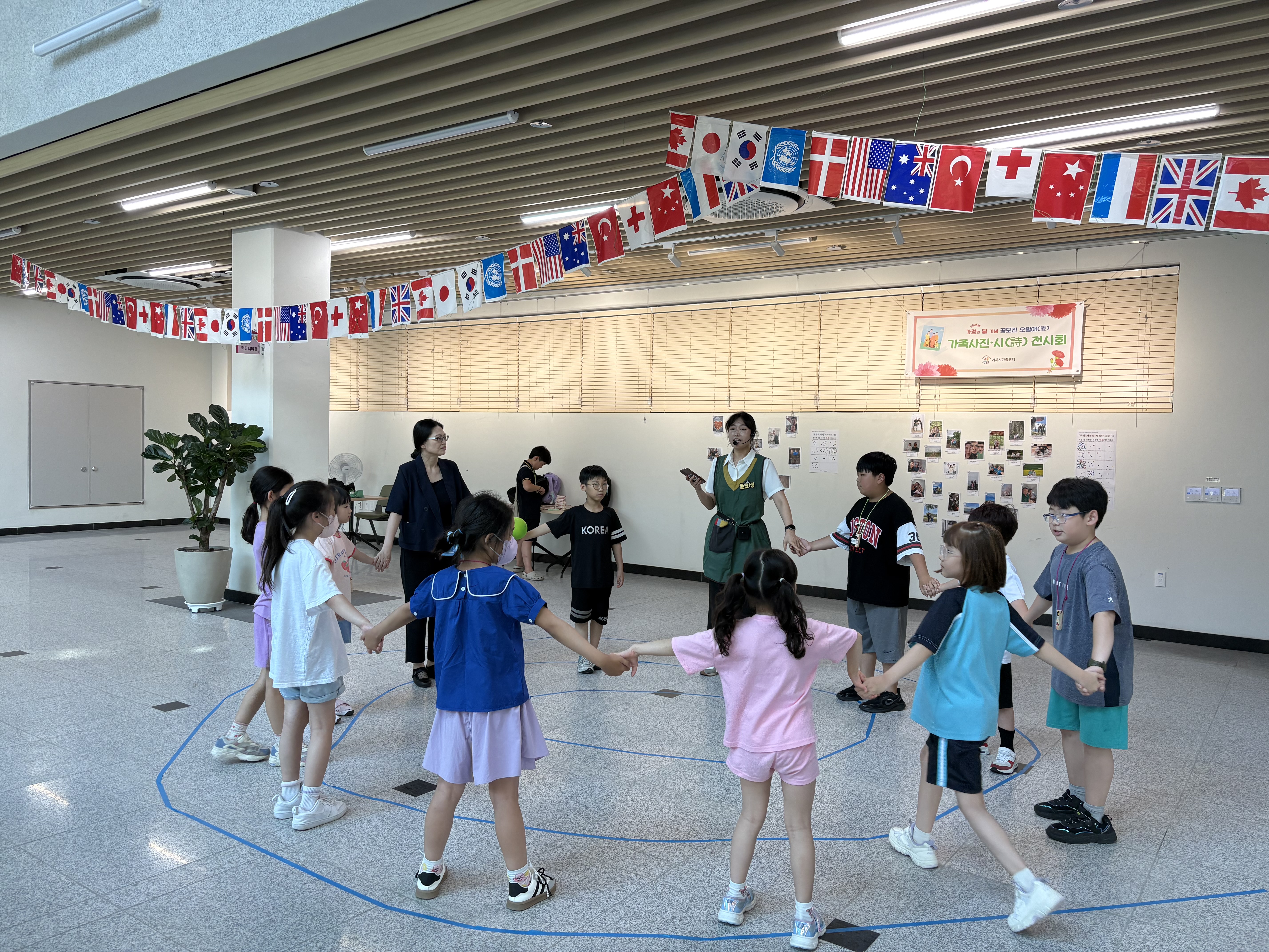 거제시가족센터, 거제대학교 자몽봉사단 기획 ‘매일매일 해피데이’개최 - 전통놀이로 가족 사랑 전하다 - 현장