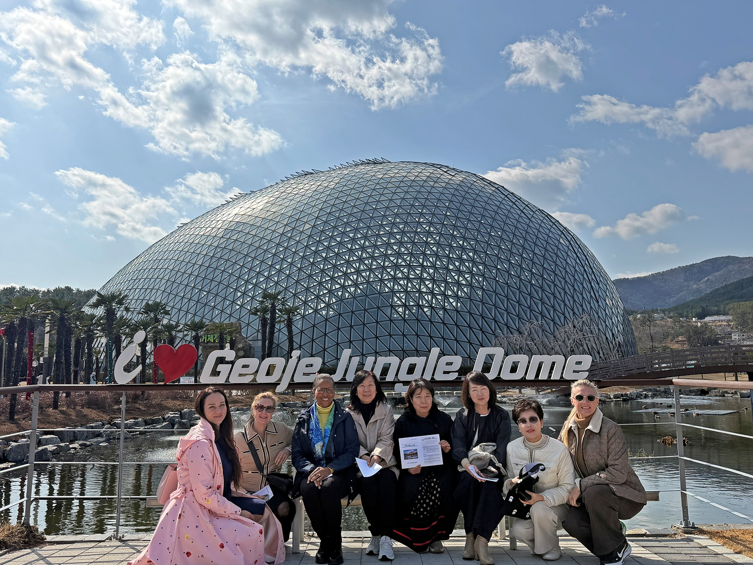 거제식물원, 주한 대사 배우자 방문…정글돔·진틀리움 관람 현장