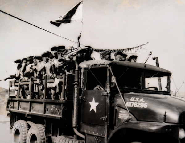 포로송환(친공포로들이 북으로 가기위해 차에 탄 모습)