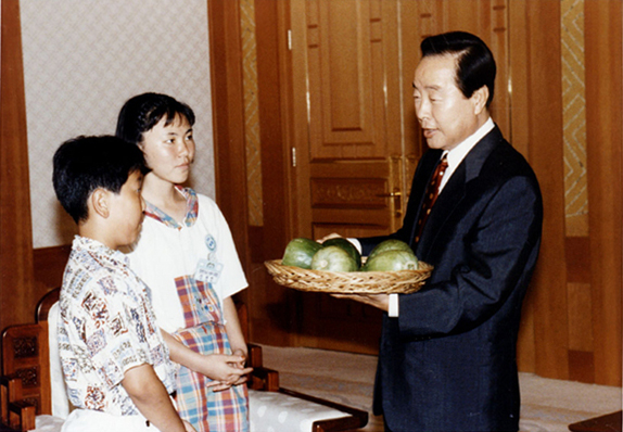 김영삼대통령(장목초등학교 어린이와 김영삼대통령)