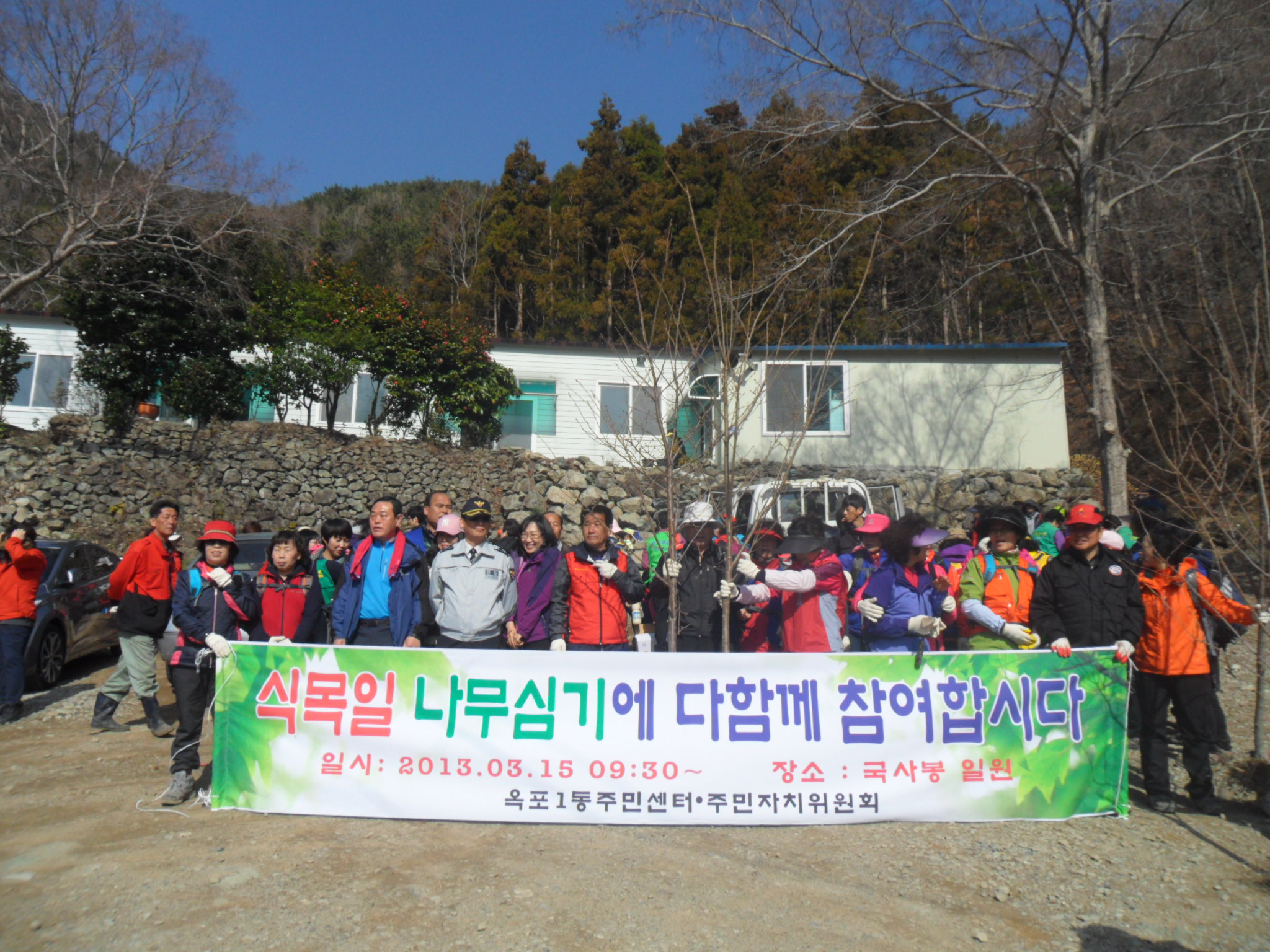  봄 하늘아래 성급한 벚꽃길 열리고