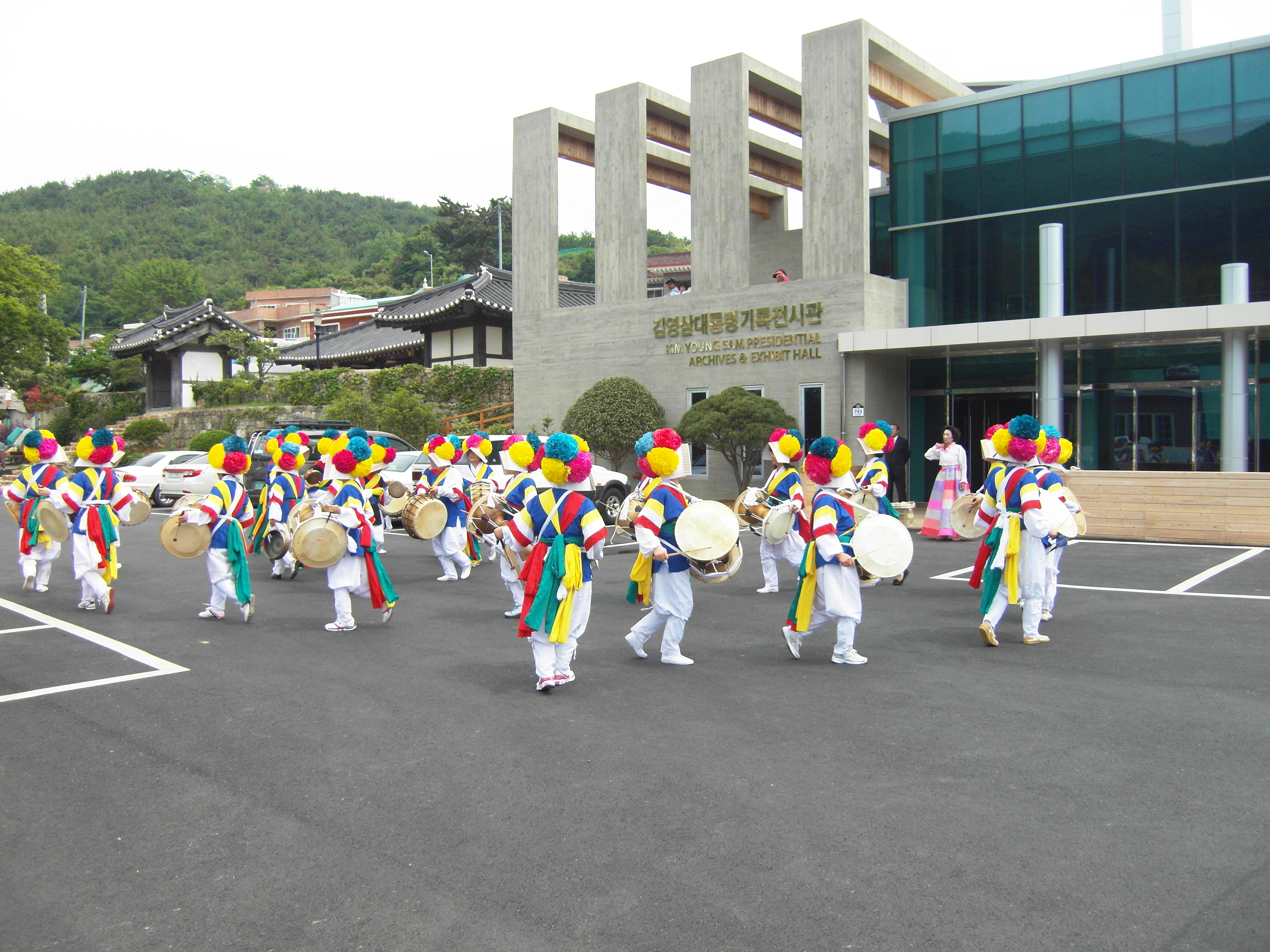 장목면 풍물교실 회원들의 김영삼대통령기록전시관 준공식을 즈음한 길놀이 현장의 모습입니다.