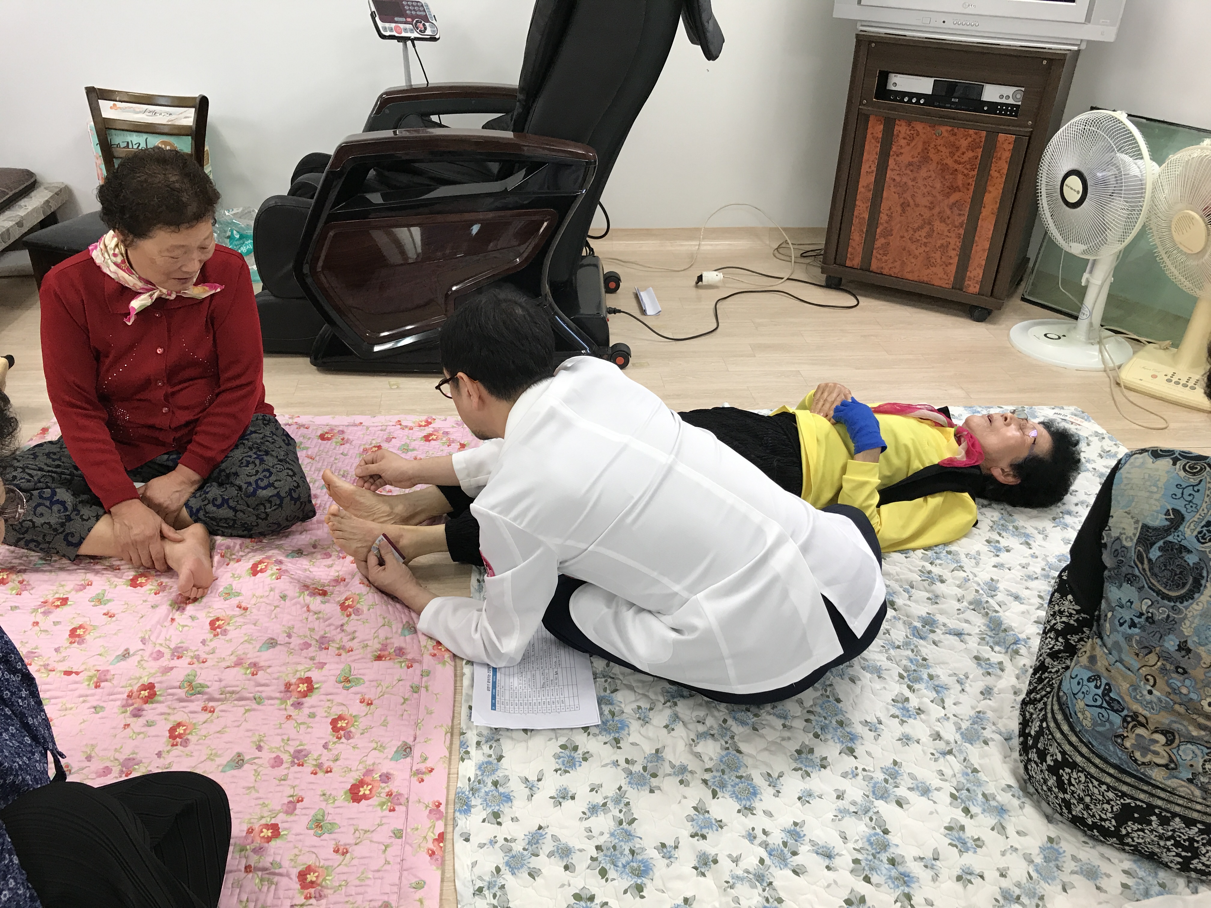 지역 한의원과 봉사단체가 손 잡고 추진한 '찾아가는 건강마을 한의원' 4